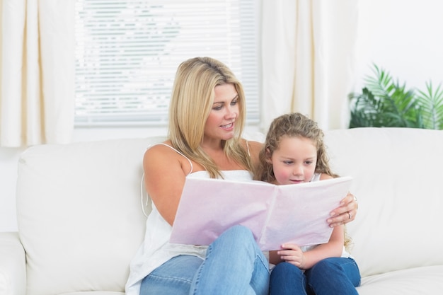 Madre e figlia leggendo un libro