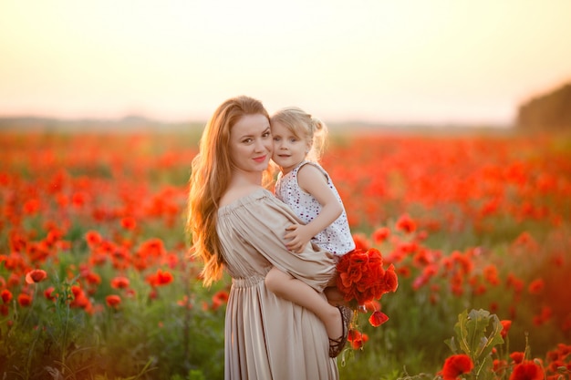 madre e figlia nel campo con i papaveri