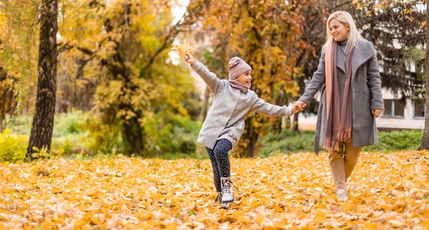 Madre e figlia nel parco di autunno giallo