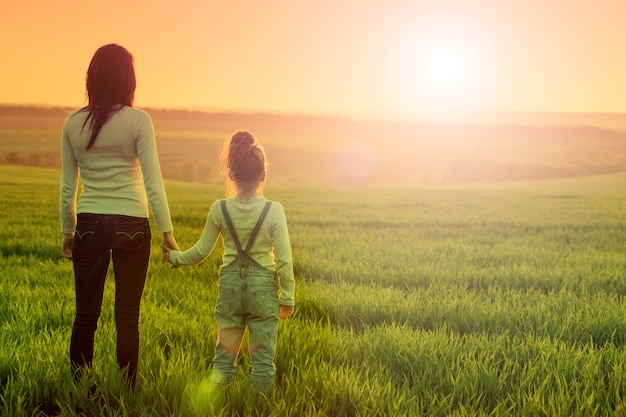 Madre e figlia nel parco