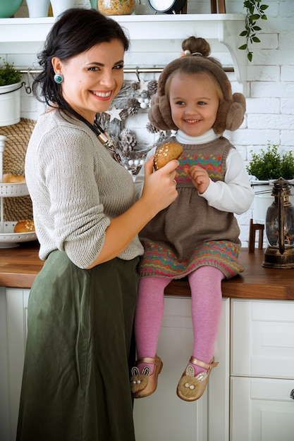 madre e figlia nella cucina del nuovo anno