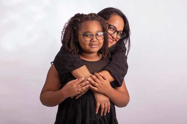Madre e figlia nere con capelli afro in studio fotografico con sfondo bianco per il ritaglio