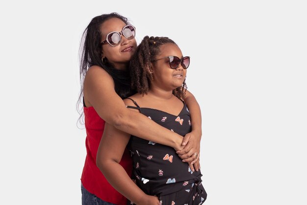 Madre e figlia nere con capelli afro in studio fotografico con sfondo bianco per il ritaglio