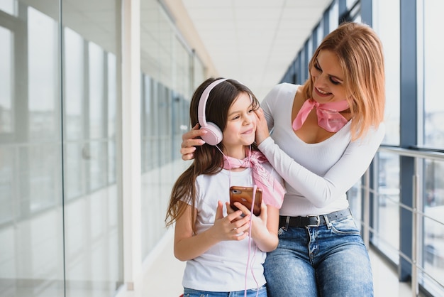 Madre e figlia piccola con i bagagli in aeroporto