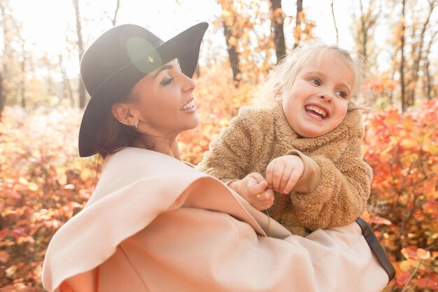 Madre e figlia piccola divertendosi