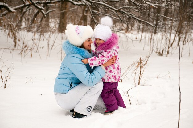 Madre e figlia piccola godendo bella giornata invernale.