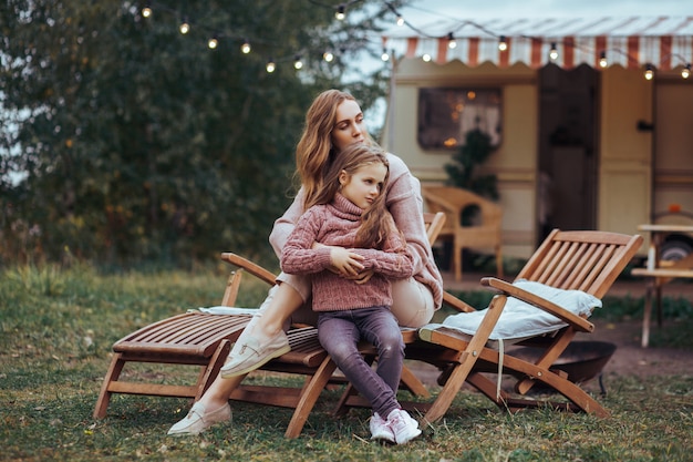 madre e figlia piccola rilassarsi e divertirsi in campagna in vacanza camper