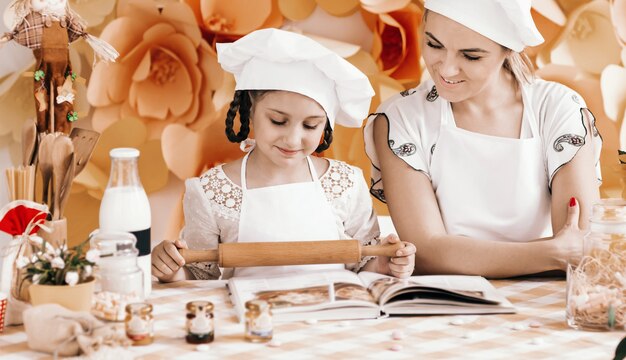 Madre e figlia preparano la cena in cucina