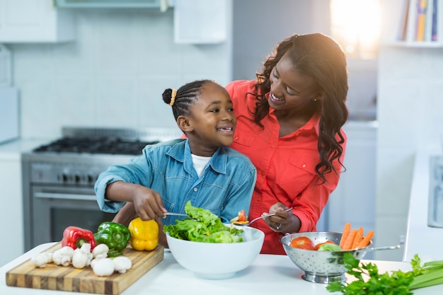 Madre e figlia, preparare il cibo