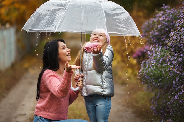 madre e figlia si divertono insieme nella natura