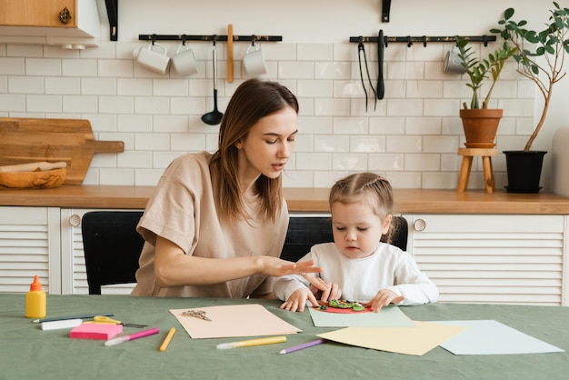 Madre e figlia si godono una mattinata creativa realizzando oggetti per l'asilo