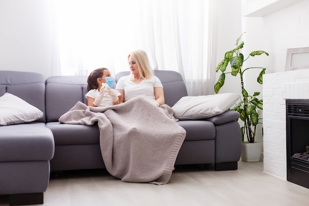 madre e figlia sono malate a casa in quarantena