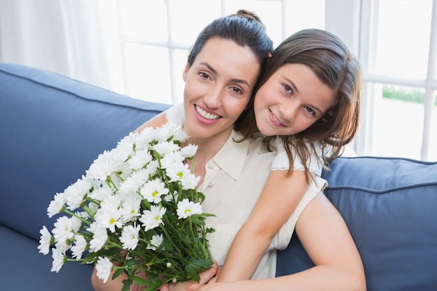 Madre e figlia sorridendo alla telecamera