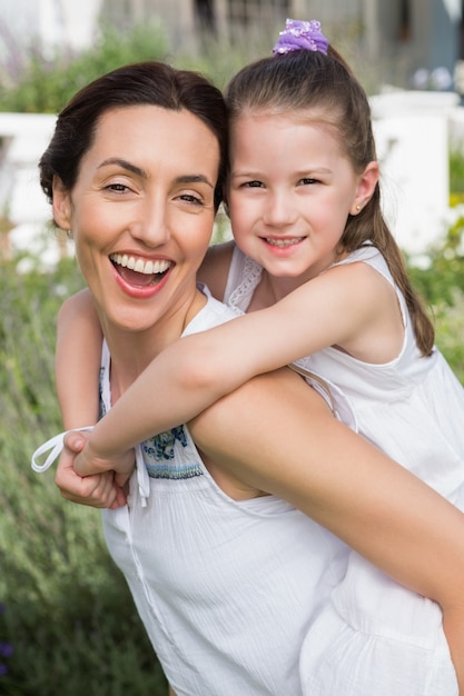 Madre e figlia sorridendo alla telecamera