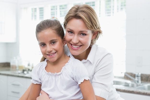 Madre e figlia sorridendo alla telecamera