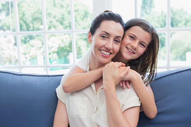 Madre e figlia sorridendo alla telecamera