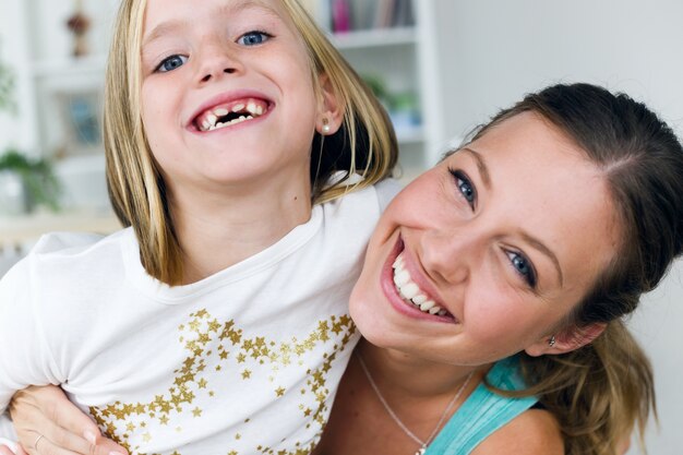 Madre e figlia sorridente