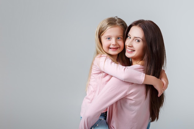 Madre e figlia sorridenti che si divertono insieme