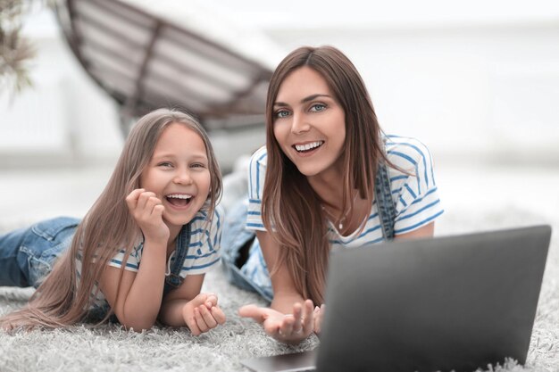 Madre e figlia sorridenti trascorrono il loro tempo libero insieme