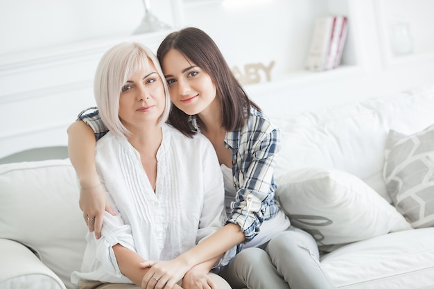 madre e figlia stanno insieme