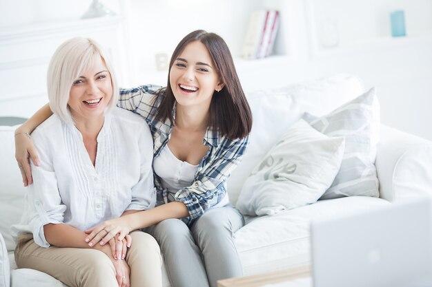 madre e figlia stanno insieme