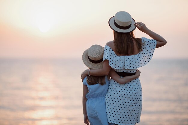 madre e figlia sul retro al tramonto