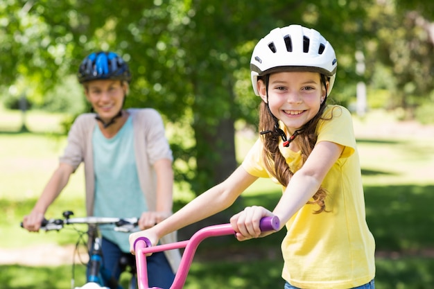 Madre e figlia sulla loro bici