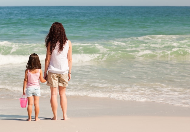 Madre e figlia sulla spiaggia