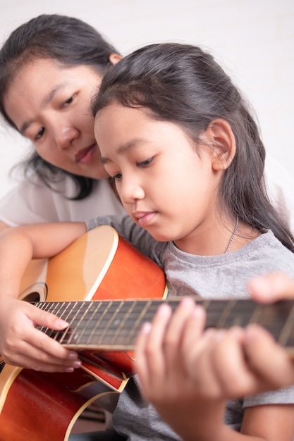 Madre e figlia suonano la chitarra