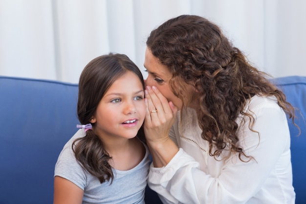 Madre e figlia sussurrando