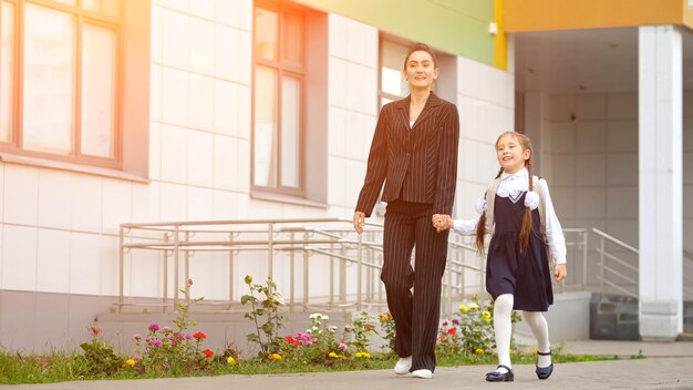 Madre e figlia tornano a casa dalla moderna scuola elementare