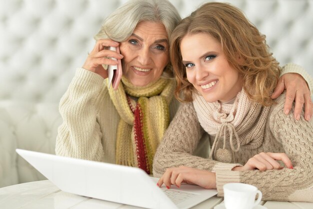 Madre e figlia trascorrono del tempo insieme, utilizzando il laptop