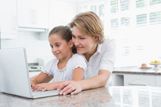 Madre e figlia usando il portatile