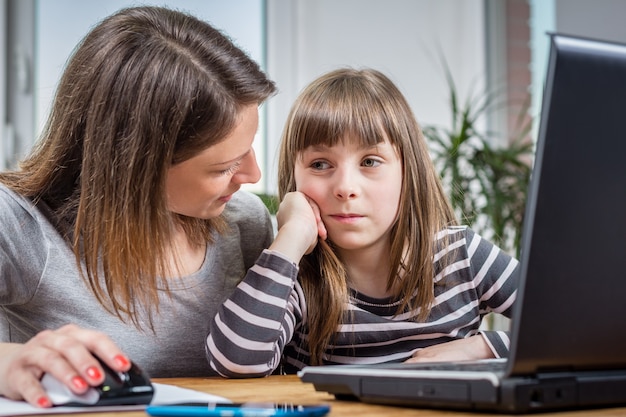 Madre e figlia usando il portatile