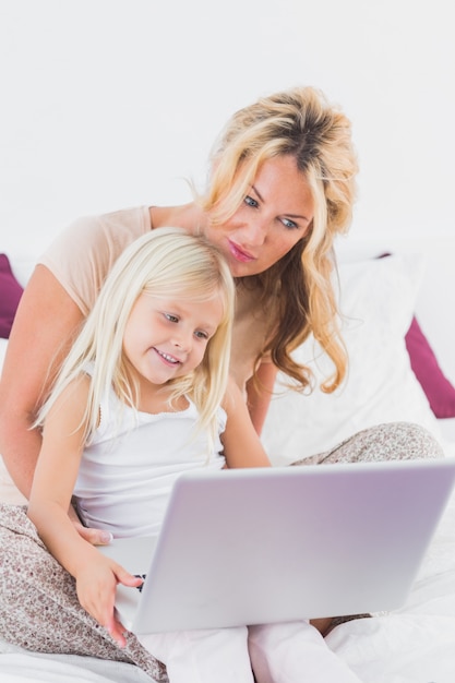 Madre e figlia usando un computer portatile