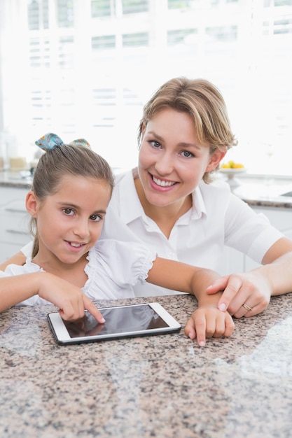 Madre e figlia utilizzando tablet pc