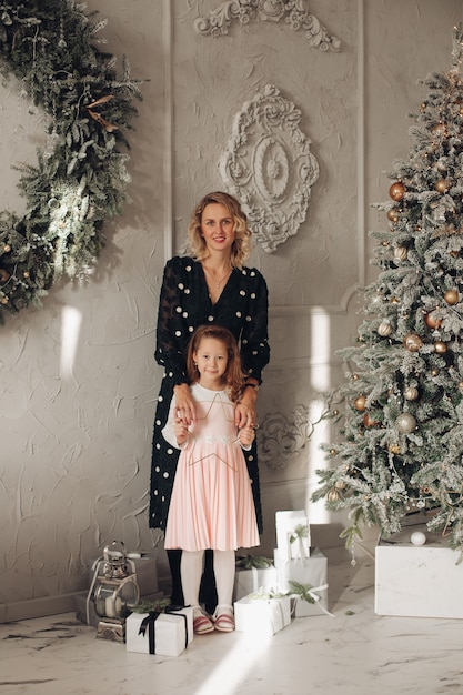 Madre e figlia vicino all'albero di Natale