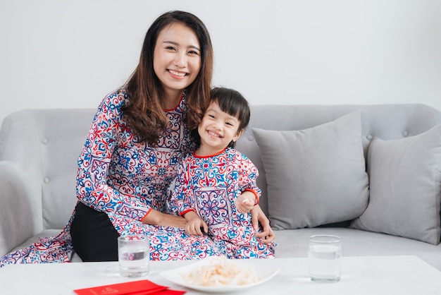 Madre e figlia vietnamite festeggiano il capodanno a casa. Tet vacanza.