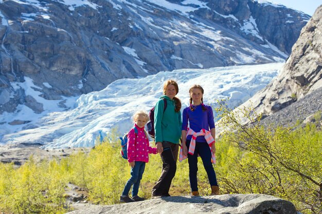 Madre e figlie su un ghiacciaio Nigardsbreen in Norvegia