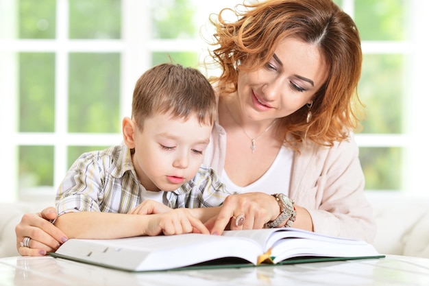 Madre e figlio a fare i compiti