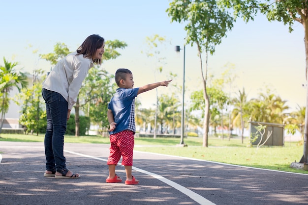 Madre e figlio al parco, concetto di famiglia Lifestyle