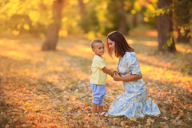 Madre e figlio al parco