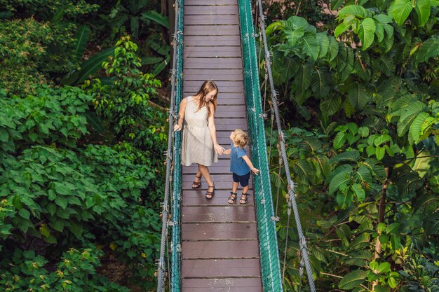 Madre e figlio al ponte sospeso a Kuala Lumpur, Malesia