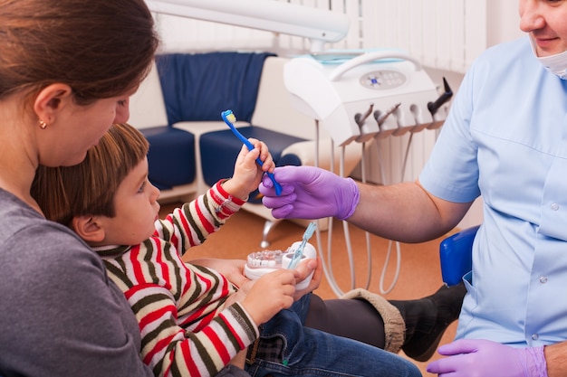 Madre e figlio alla reception dal dentista