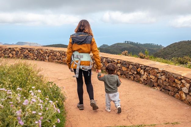 Madre e figlio che camminano e guardano i panorami dalla cima di Garajonay nelle Isole Canarie di La Gomera