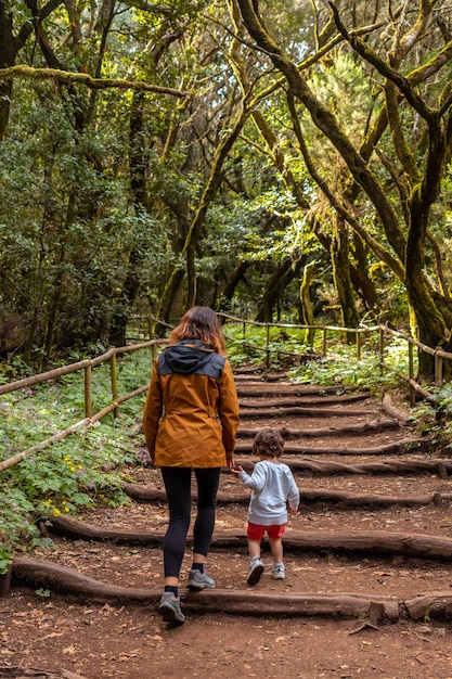 Madre e figlio che camminano lungo un sentiero nel parco naturale di Garajonay sulle Isole Canarie di La Gomera