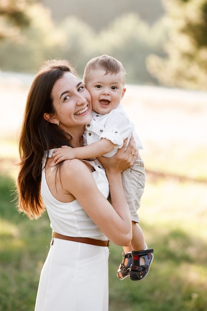 Madre e figlio che camminano nel parco il giorno d'estate