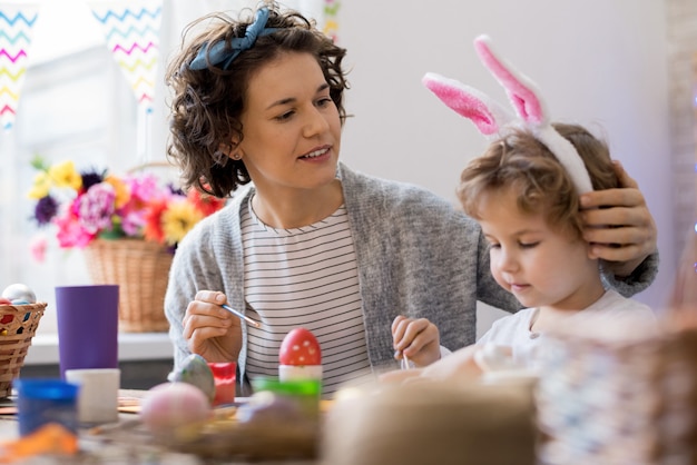 Madre e figlio che dipingono le uova di Pasqua