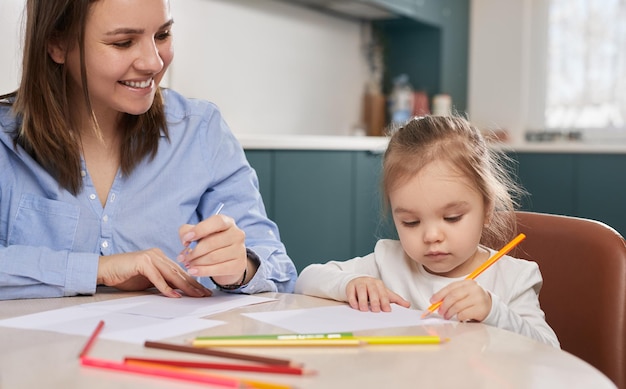 Madre e figlio che disegnano insieme a casa