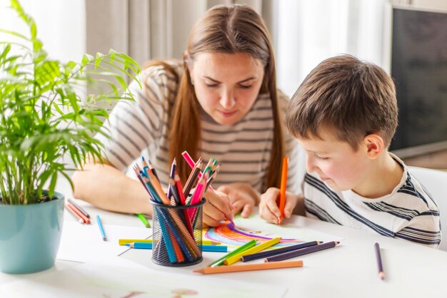 Madre e figlio che disegnano insieme